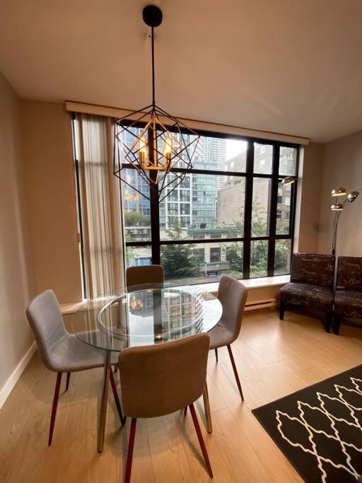 Entire Condo In Heart Of Downtown Vancouver Buitenkant foto