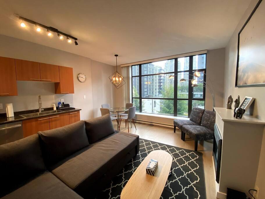 Entire Condo In Heart Of Downtown Vancouver Buitenkant foto