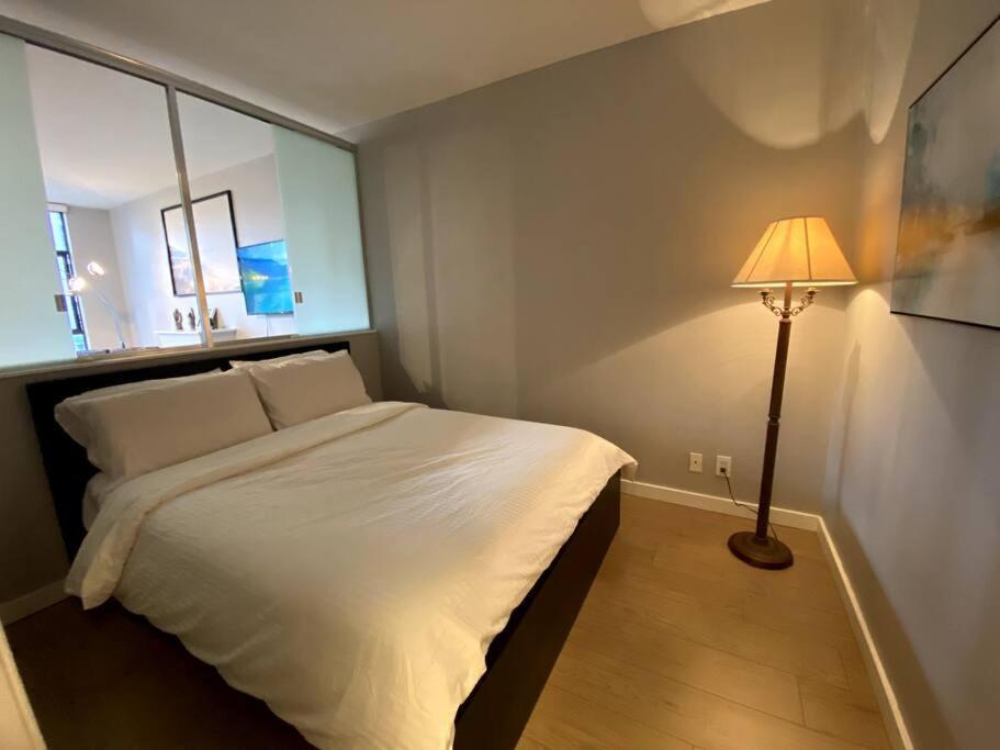 Entire Condo In Heart Of Downtown Vancouver Buitenkant foto